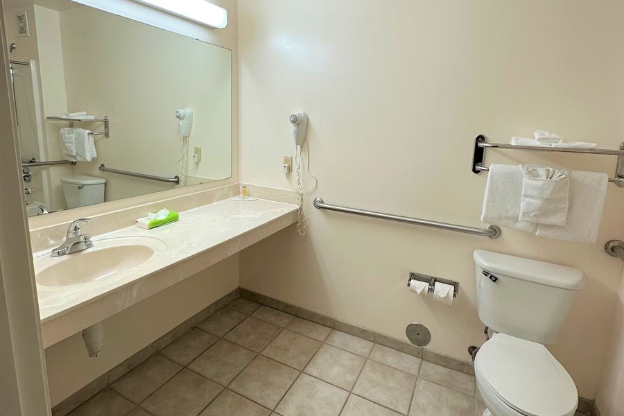 Super 8 by Wyndham Topeka Wanamaker RD I 70 — Bathroom