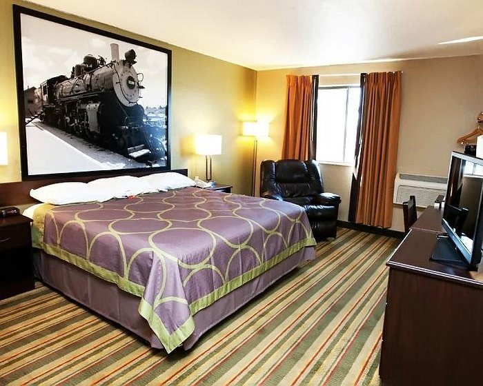Super 8 by Wyndham Topeka Wanamaker RD I 70 — Guest room