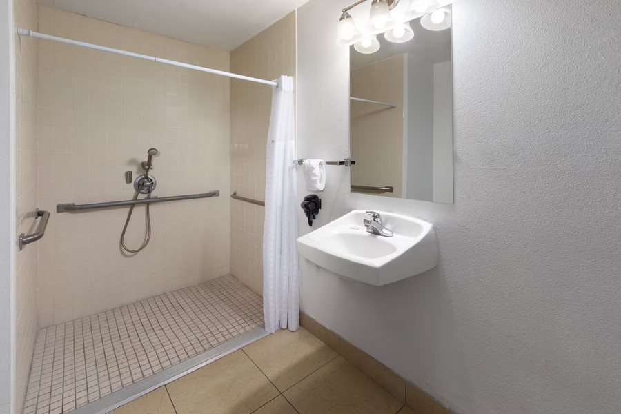 Super 8 by Wyndham Tucson Grant Road Area AZ — Bathroom