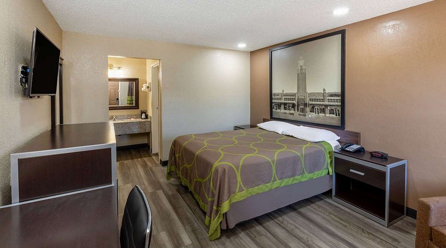 Super 8 by Wyndham Tulsa Arpt St Fairgrounds — Guest room