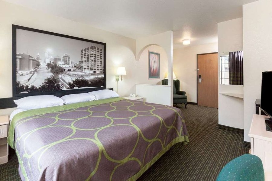Super 8 by Wyndham Tulsa Downtown East — Guest room