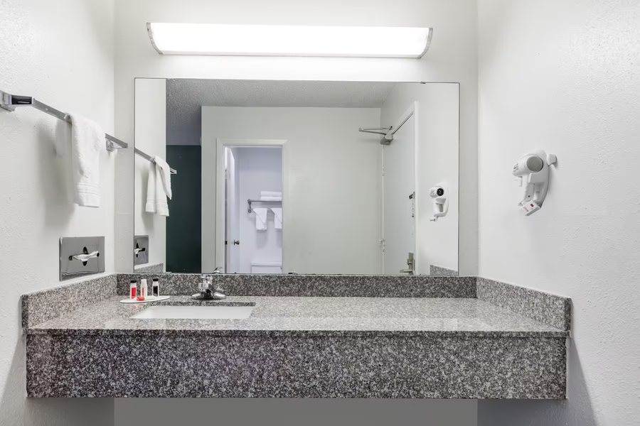 Super 8 by Wyndham Tulsa Route 66 — Bathroom