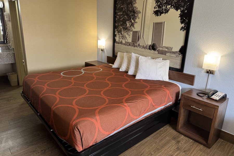Super 8 by Wyndham Tulsa Route 66 — Guest room