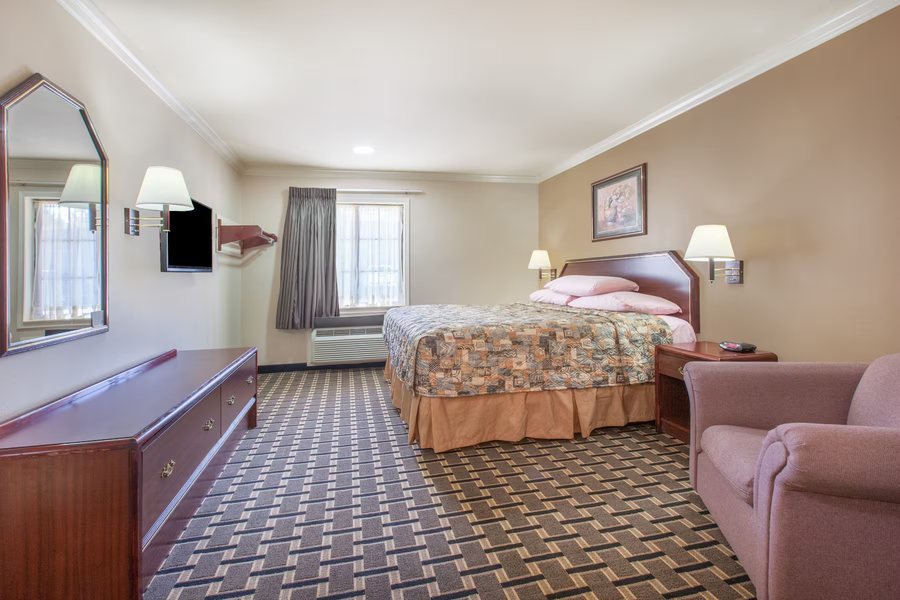 Super 8 by Wyndham Tyler TX — Guest room
