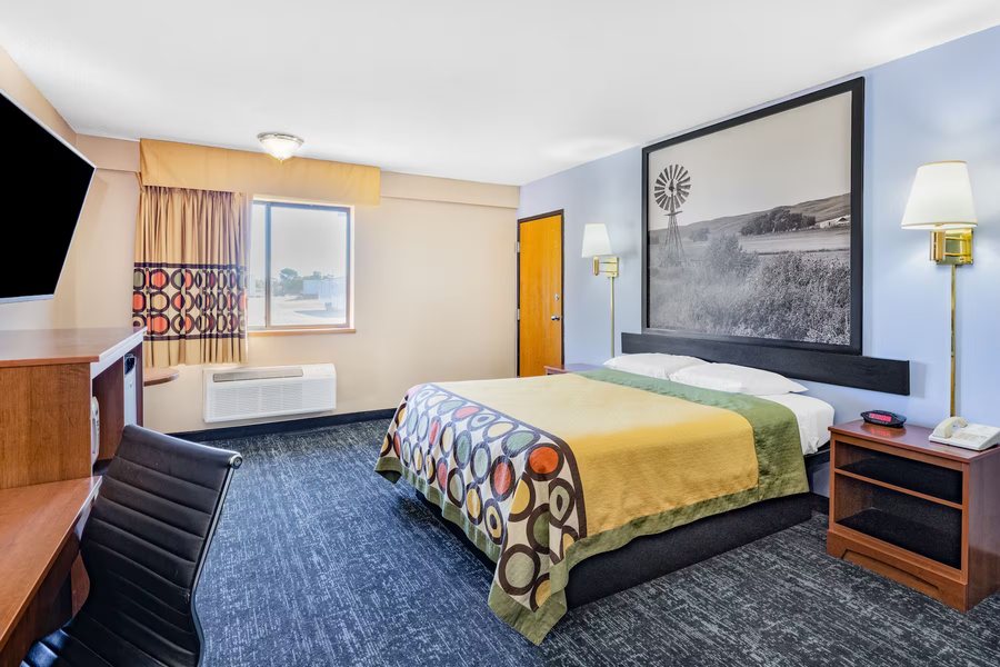 Super 8 by Wyndham Valentine NE — Guest room