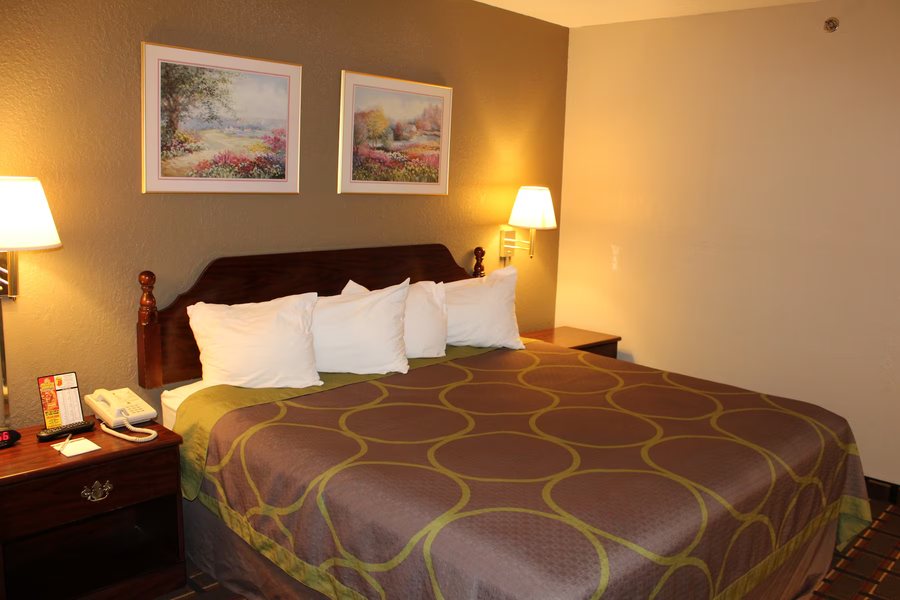 Super 8 by Wyndham Valparaiso — Guest room