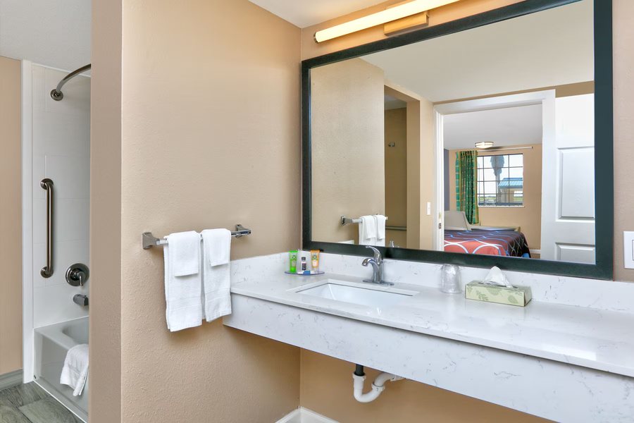 Super 8 by Wyndham Van Buren Ft Smith Area — Bathroom