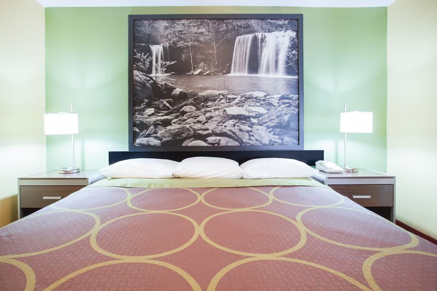 Super 8 by Wyndham Van Buren Ft Smith Area — Guest room