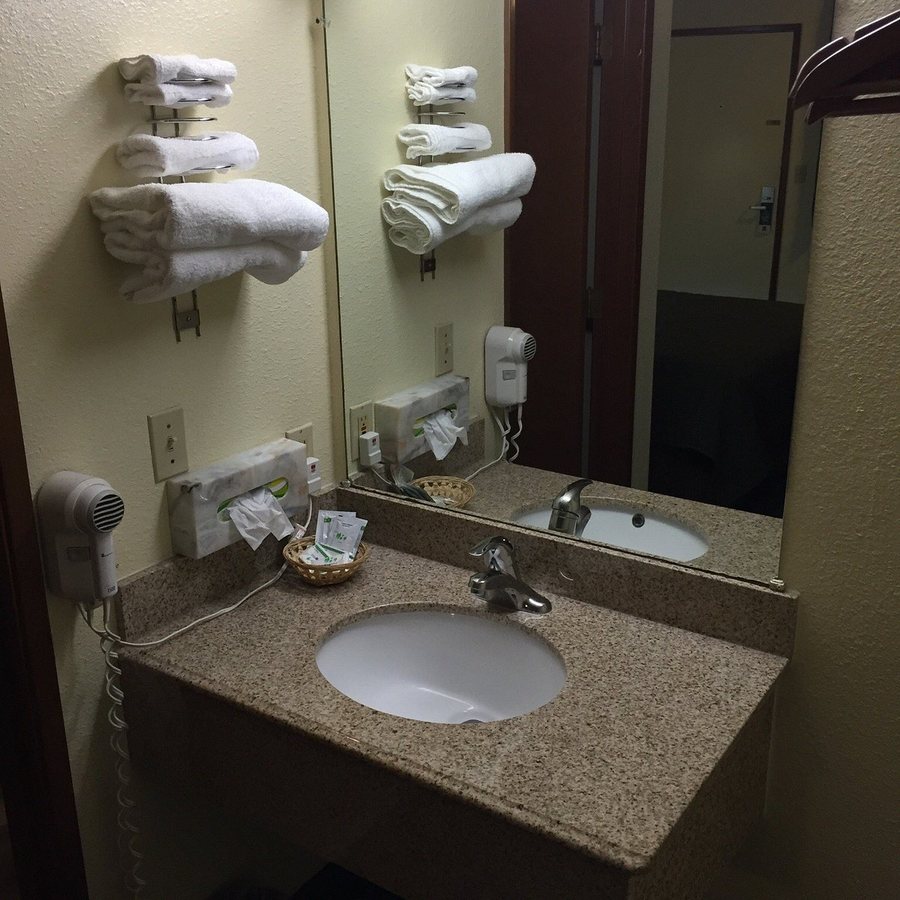 Super 8 by Wyndham Vancouver East — Bathroom