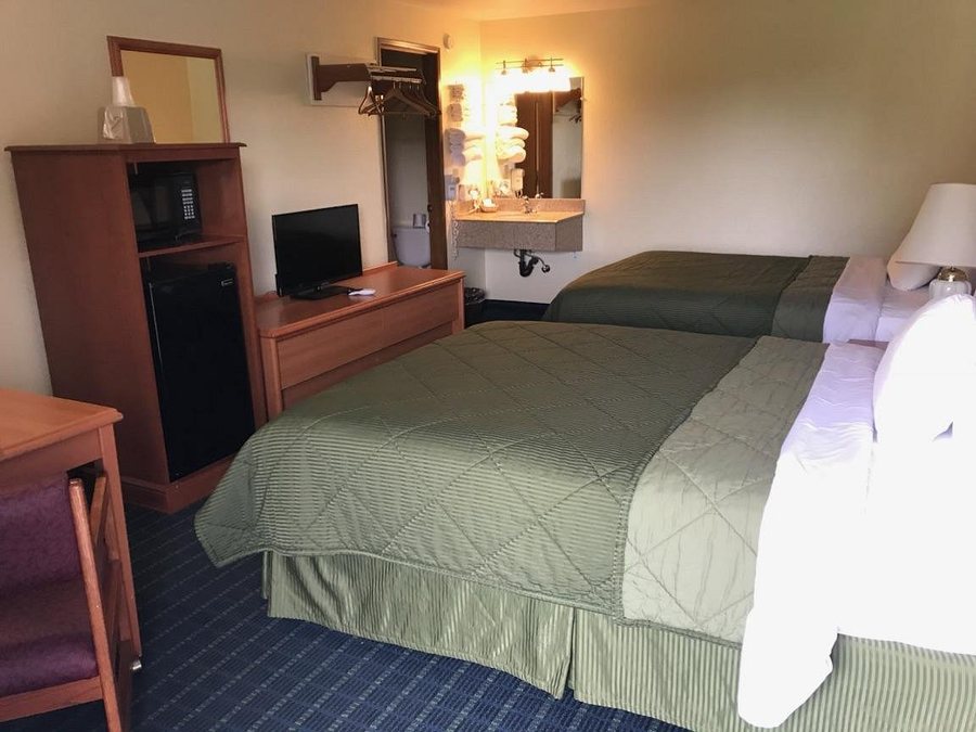 Super 8 by Wyndham Vancouver East — Guest room
