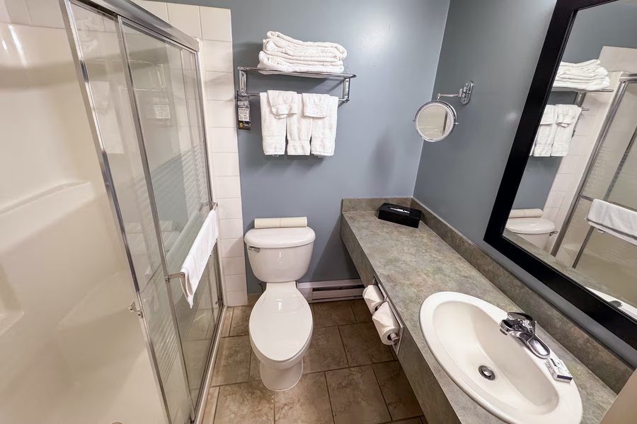 Super 8 by Wyndham Vermilion AB — Bathroom