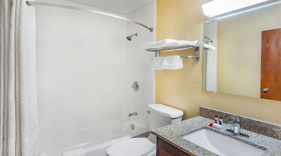 Super 8 by Wyndham Warrensburg — Bathroom