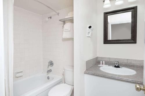 Super 8 by Wyndham Waterloo — Bathroom