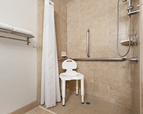 Super 8 by Wyndham Wausau — Bathroom