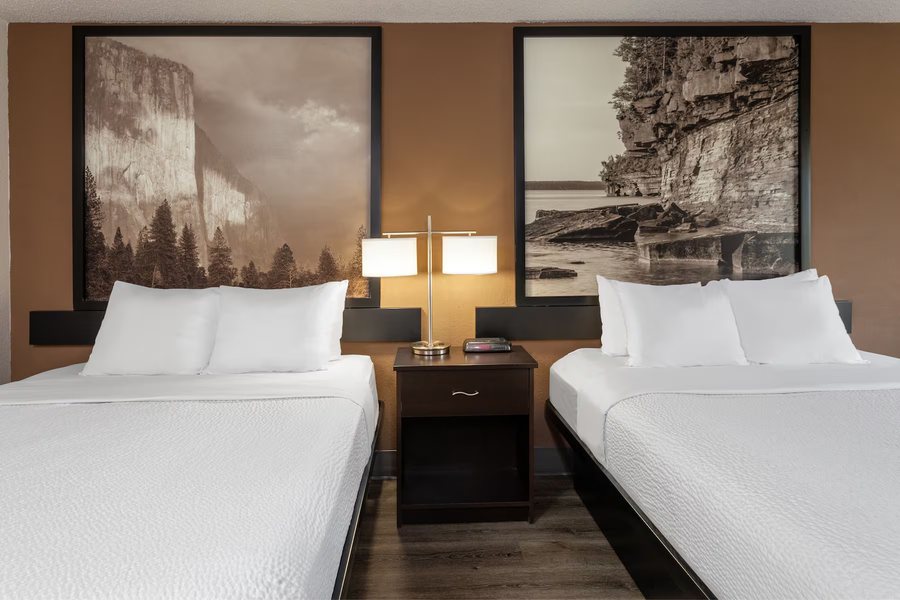 Super 8 by Wyndham Wausau — Guest room
