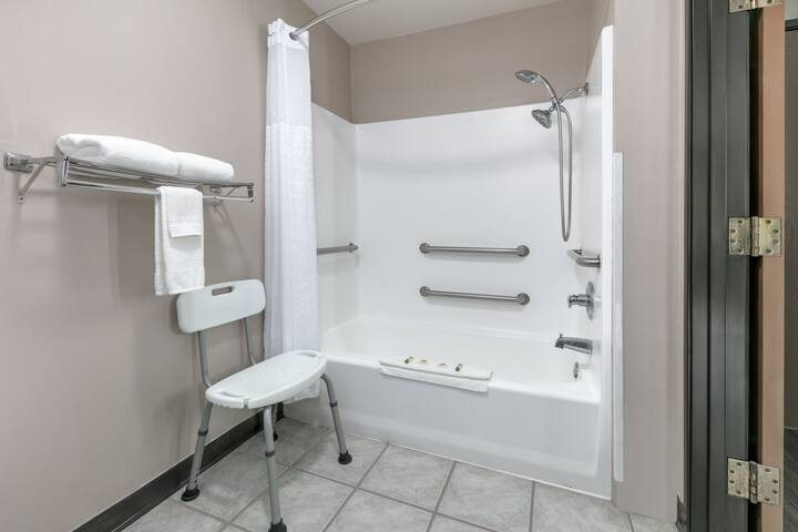 Super 8 by Wyndham Waxahachie TX — Bathroom