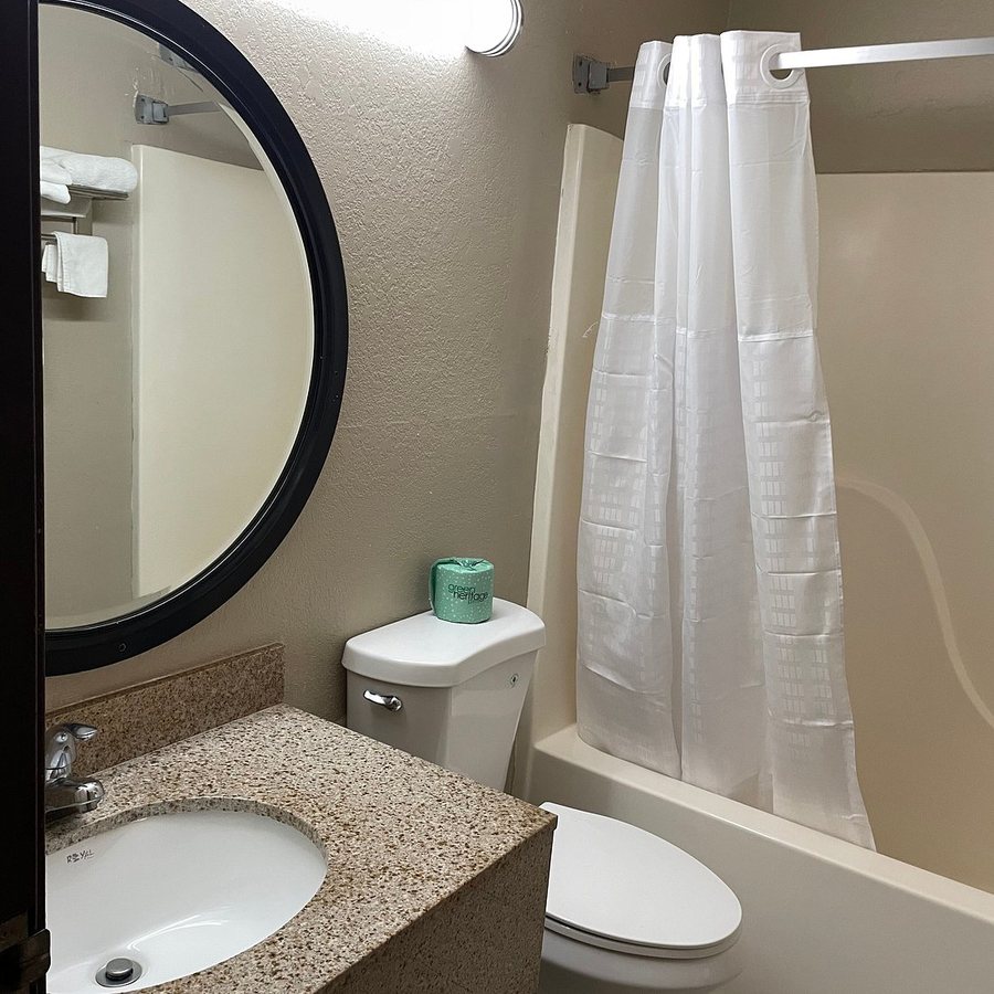Super 8 by Wyndham Waycross GA — Bathroom