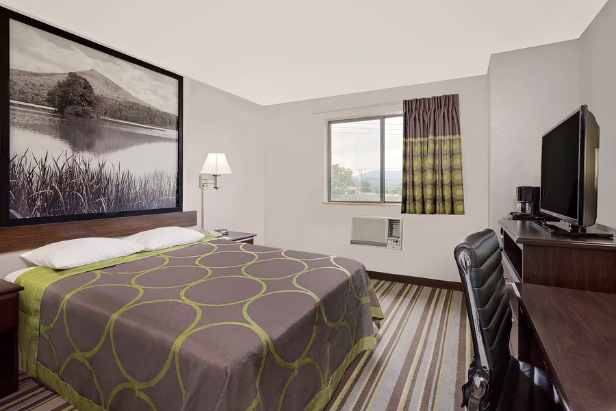 Super 8 by Wyndham Waynesboro — Guest room