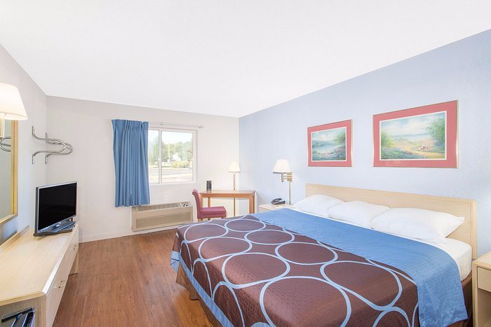 Super 8 by Wyndham Webster Rochester — Guest room