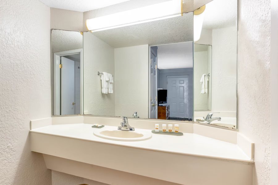 Super 8 by Wyndham Weslaco — Bathroom