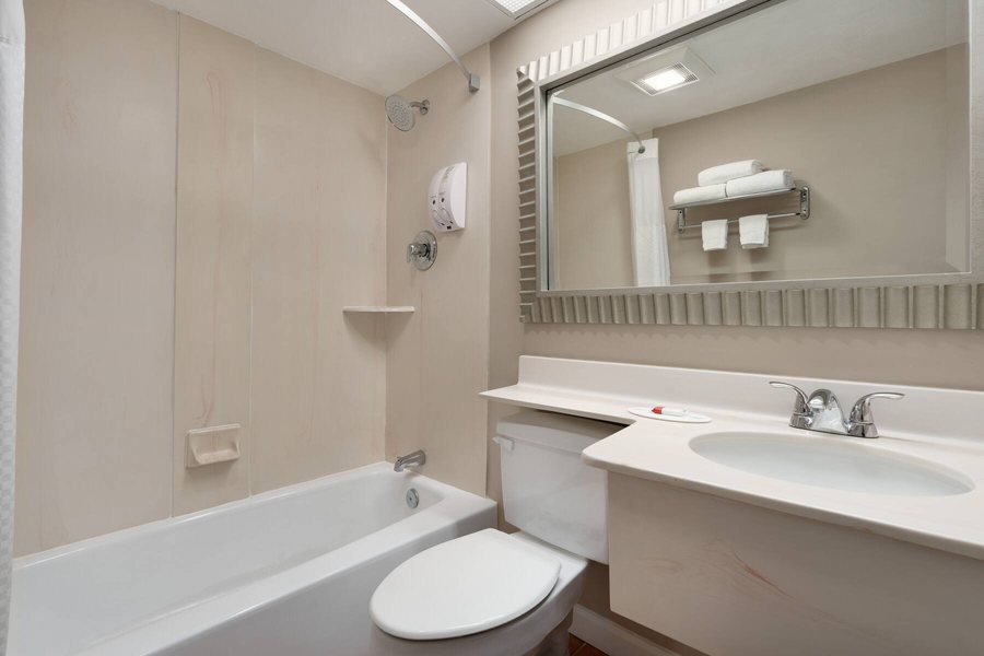 Super 8 by Wyndham West Plains — Bathroom