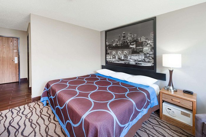 Super 8 by Wyndham West Plains — Guest room