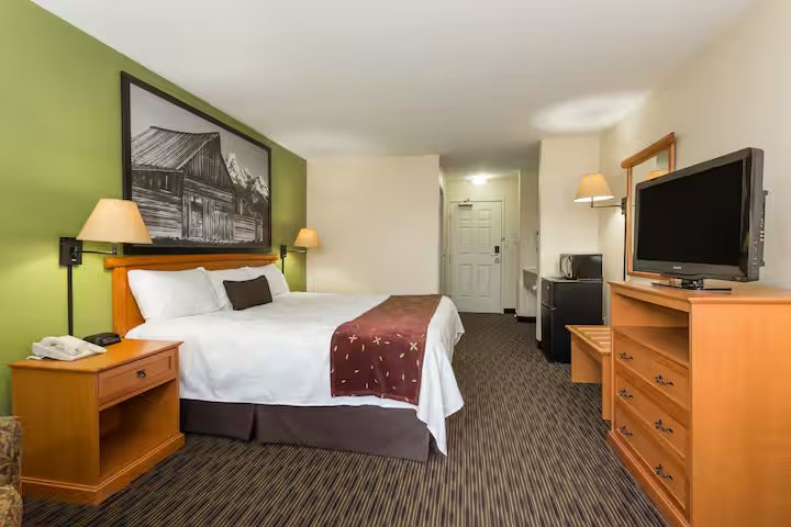 Super 8 by Wyndham Wheatland Wyoming — Guest room