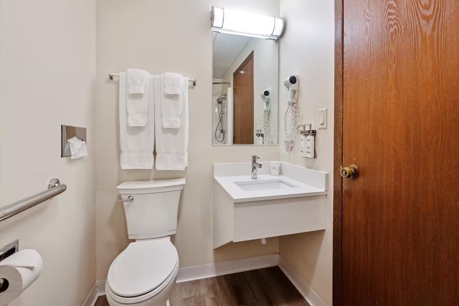 Super 8 by Wyndham White River Junction — Bathroom