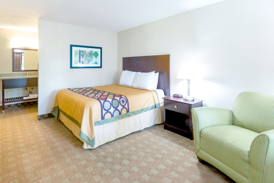 Super 8 by Wyndham White River Junction — Guest room