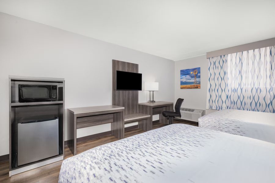Super 8 by Wyndham Wichita South — Guest room