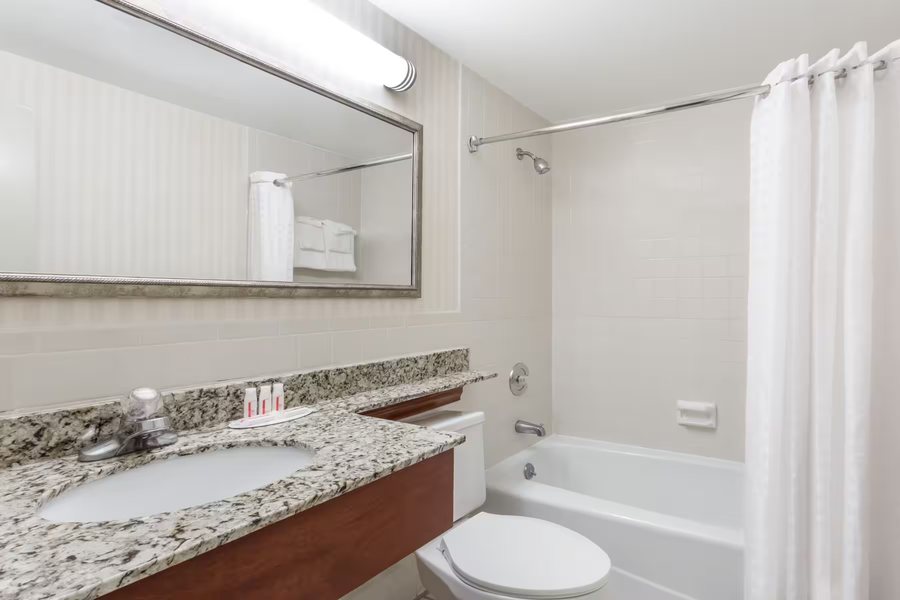 Super 8 by Wyndham Williamsburg Historic Area — Bathroom