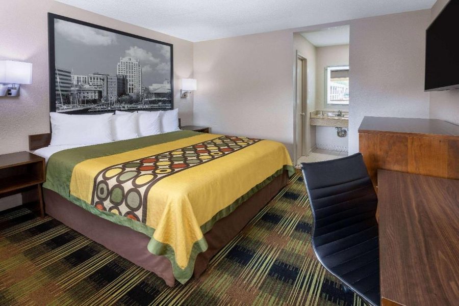 Super 8 by Wyndham Williamsburg Historic Area — Guest room