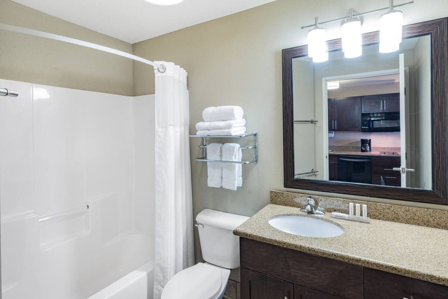 Super 8 by Wyndham Williston ND — Bathroom