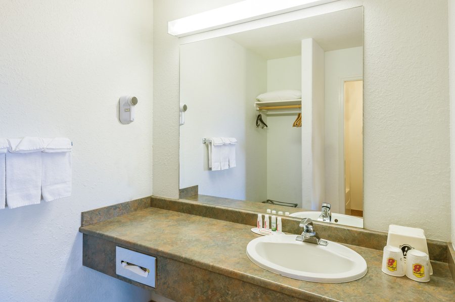 Super 8 by Wyndham Willows — Bathroom