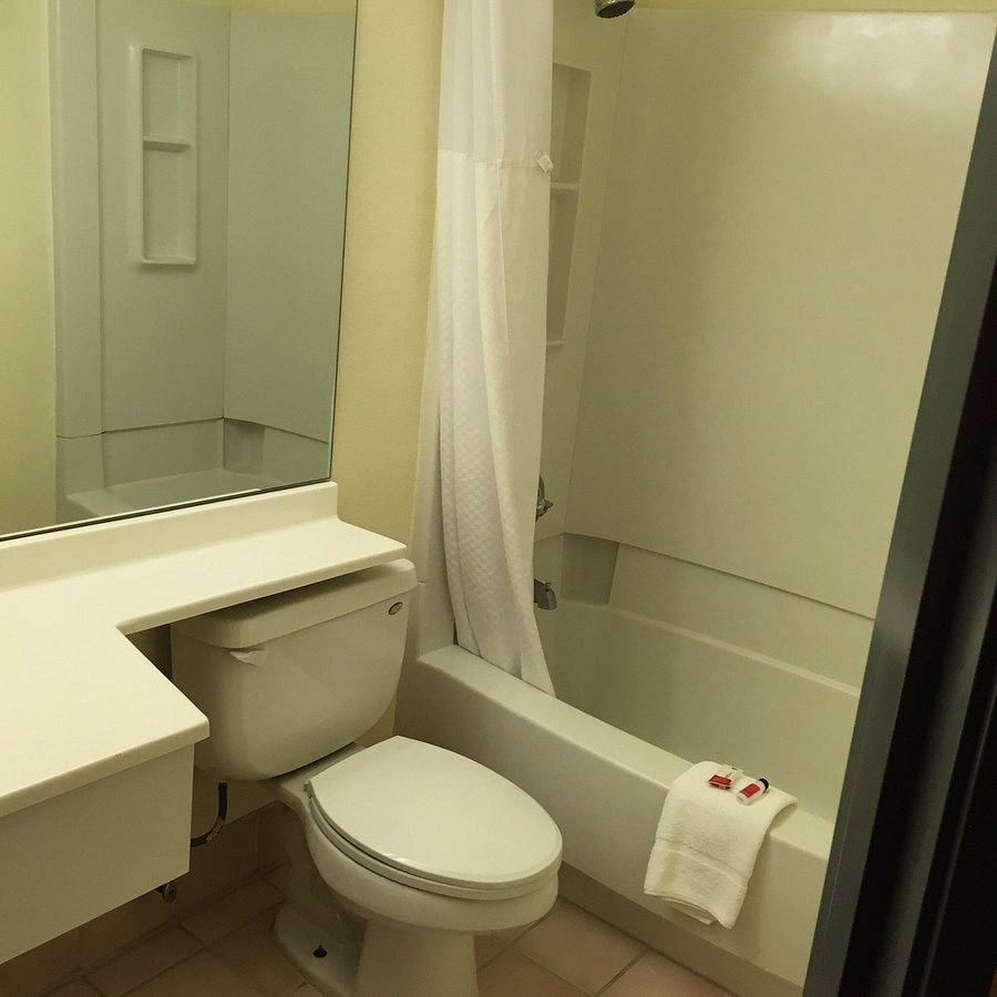 Super 8 by Wyndham Windsor NS — Bathroom