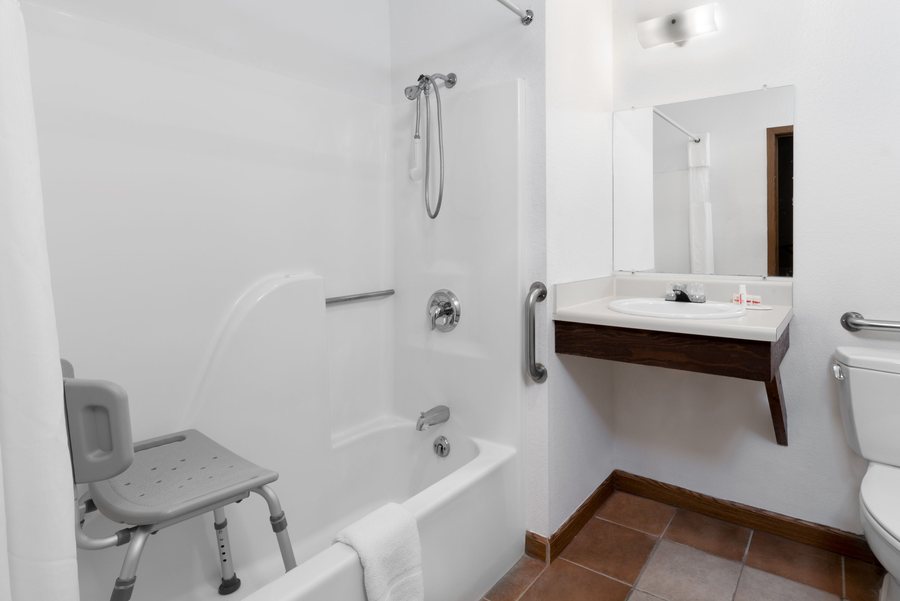 Super 8 by Wyndham Winner SD — Bathroom