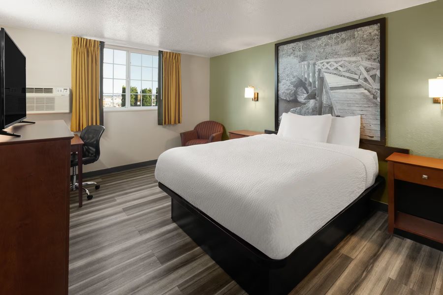 Super 8 by Wyndham Winona MN — Guest room
