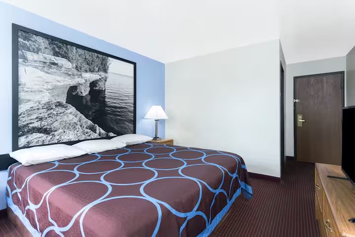 Super 8 by Wyndham Wisconsin Dells — Guest room