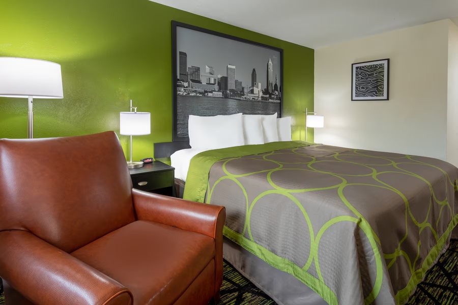 Super 8 by Wyndham Wooster — Guest room