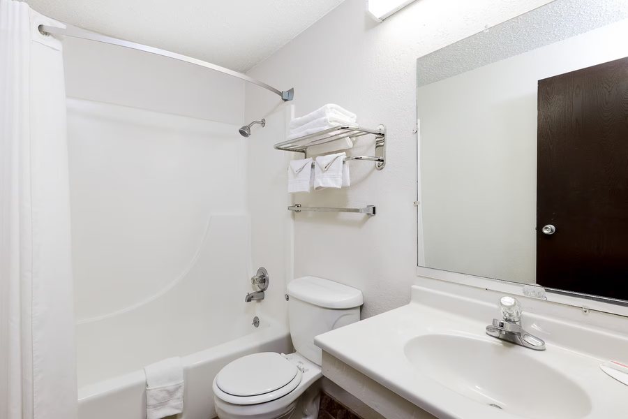 Super 8 by Wyndham York NE — Bathroom
