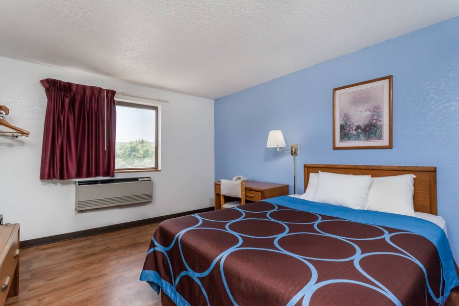 Super 8 by Wyndham York NE — Guest room