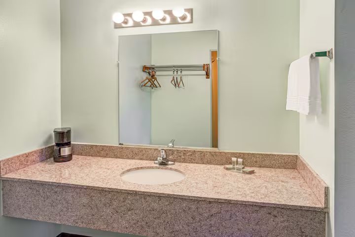 Super 8 by Wyndham Yreka — Bathroom