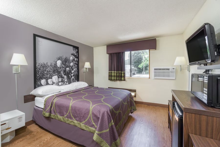 Super 8 by Wyndham Zanesville — Guest room
