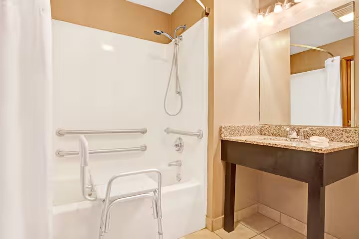 Super 8 Louisville Downtown — Bathroom