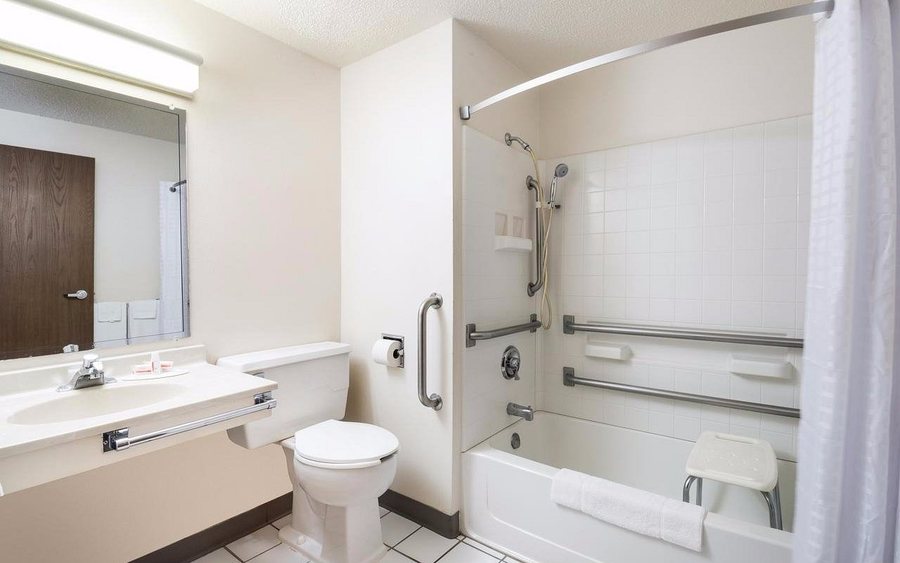 Super 8 Rapid City Rushmore Rd — Bathroom