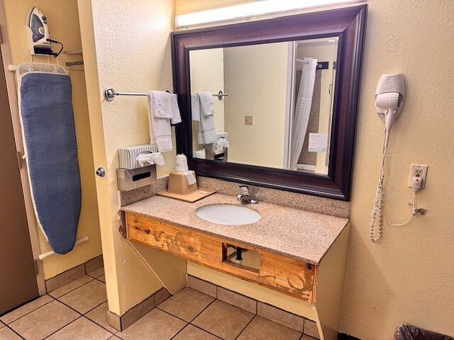 Super 8 — Bathroom