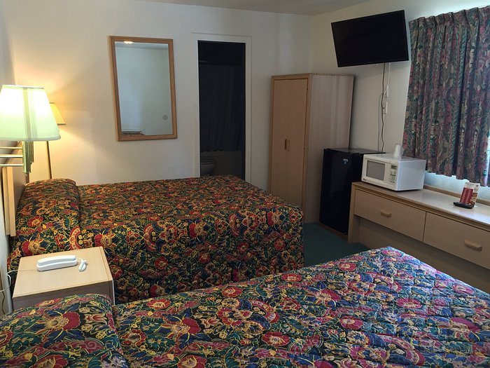 Super Budget Inn — Guest room