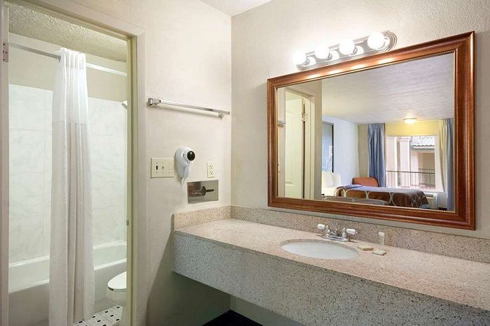 Super Inn — Bathroom
