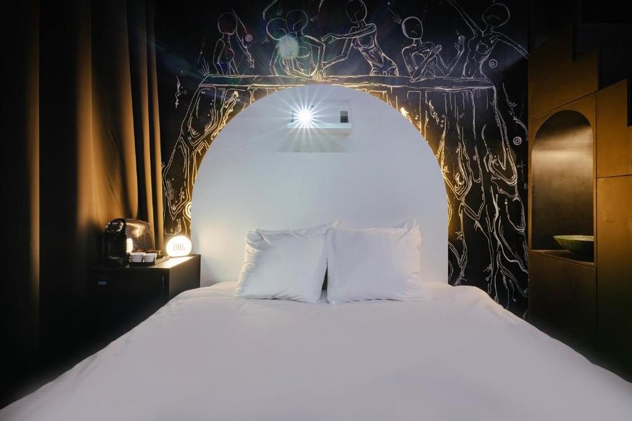 Supper Hotel — Guest room