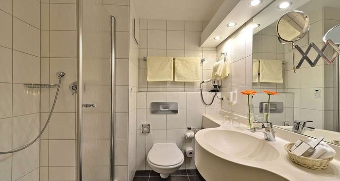 Sure Hotel By Best Western Alvsjo — Bathroom